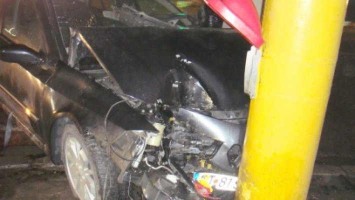 Cascadoriile unui jandarm beat: a izbit un copac şi s-a răsturnat